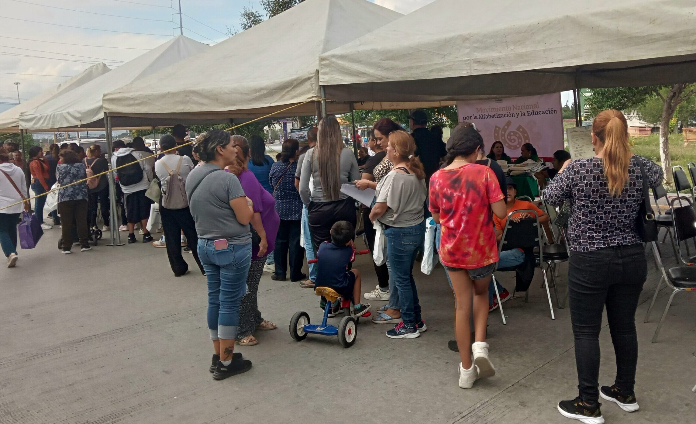Vecinos de la Col. Teresitas en la 'Brigada Pa' Delante'